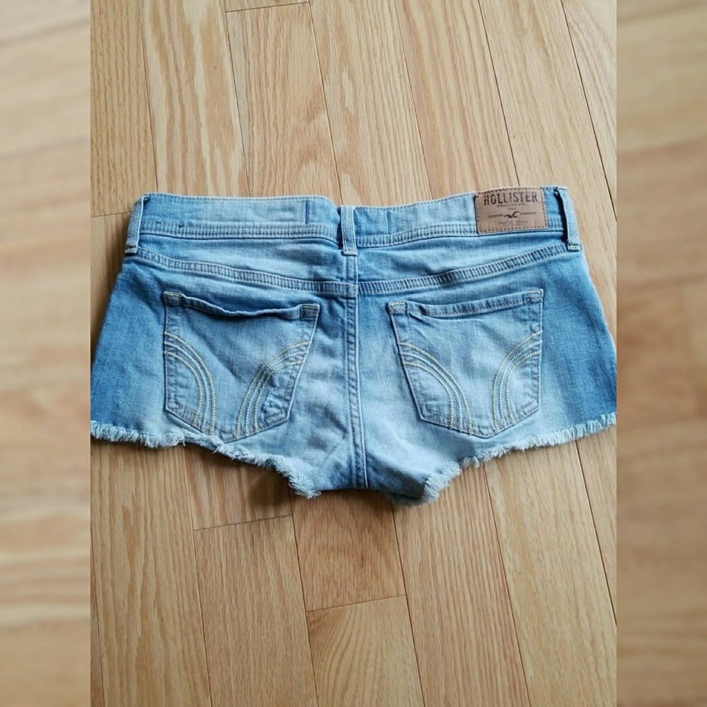 Short shorts - Picture 2 of 4